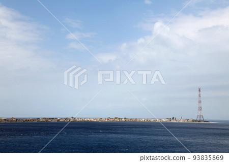 從墨西拿海峽的一艘船上看到的西西里島東北角 從墨西拿海峽的一艘船上看到的西西里島東北角 93835869