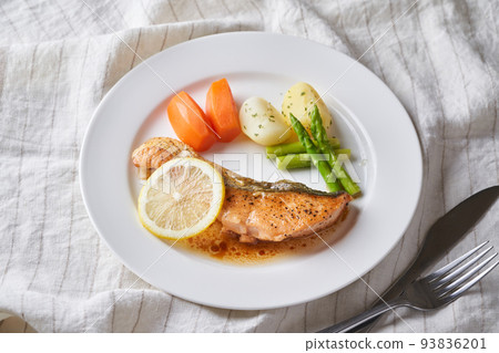 Autumn Salmon Meuniere with Butter and Soy Sauce Flavor 93836201