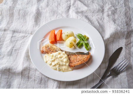 秋季三文魚配韃靼醬 秋季三文魚配韃靼醬 93836241