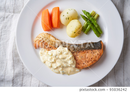 秋季三文魚配韃靼醬 秋季三文魚配韃靼醬 93836242