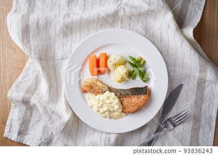 Autumn Salmon Meuniere with Tartar Sauce 93836243