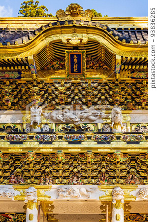 世界遺產“日光的神社和寺廟”組成資產日光東照宮陽明門（國寶）的紅葉 93836285