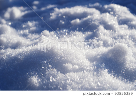 雪晶在寒冷的冬日早晨閃耀 雪晶在寒冷的冬日早晨閃耀 93836389