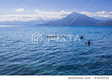 支笏湖湛藍清澈的水 93836582