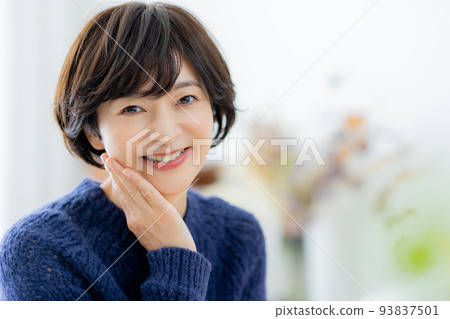 Middle-aged woman in the living room knit winter Middle-aged woman in the living room knit winter 93837501