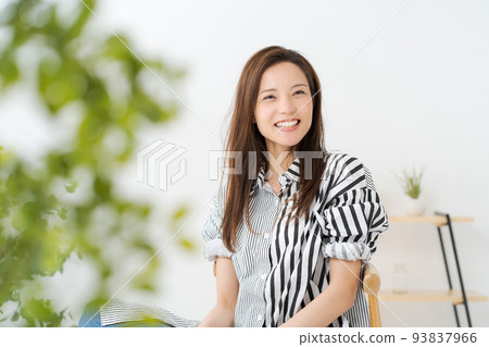 Portrait of women in their twenties Portrait of women in their twenties 93837966