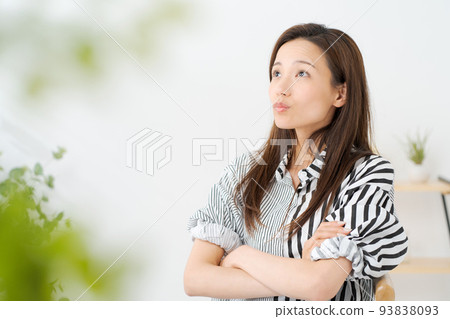 二十多歲的婦女的肖像 93838093