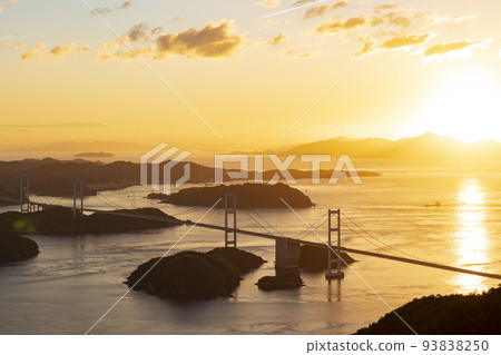 從愛媛縣瀨戶內海大島的基羅山展望公園看日落時的島波海道和來島海峽大橋 93838250