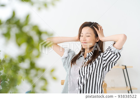二十多歲的婦女的肖像 二十多歲的婦女的肖像 93838522