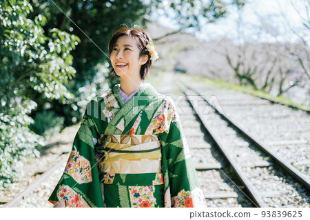 一個穿著和服走在蹴上斜坡上的女人 93839625