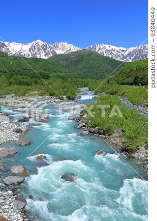 信州白馬五月白馬三山與新鮮的綠色和殘雪 信州白馬五月白馬三山與新鮮的綠色和殘雪 93840449