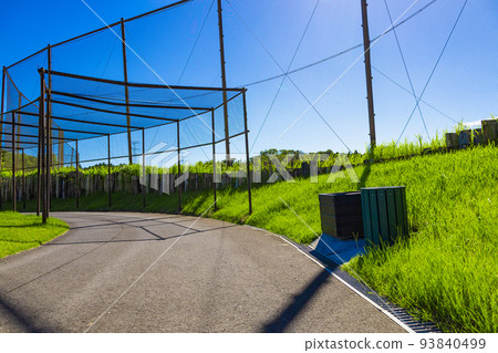 藍天高爾夫球場、安裝在車道上的安全柵欄、網隧道、沙箱、垃圾桶（千葉縣木更津市） 93840499