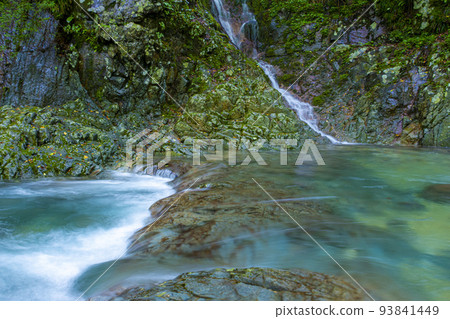 The clear stream of Takatarudani where water and rocks interweave The clear stream of Takatarudani where water and rocks interweave 93841449