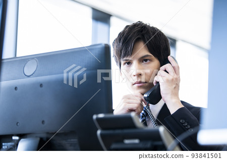 年輕男員工在辦公室打電話 93841501