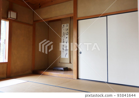 Japanese-style room and alcove in a Japanese house 93841644