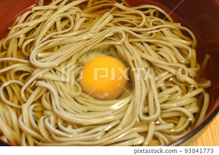 在家煮幹蕎麥並滴下生雞蛋製成的月見蕎麥麵 在家煮幹蕎麥並滴下生雞蛋製成的月見蕎麥麵 93841773