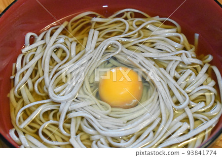 在家煮幹蕎麥並滴下生雞蛋製成的月見蕎麥麵 在家煮幹蕎麥並滴下生雞蛋製成的月見蕎麥麵 93841774