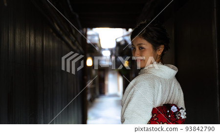 一位身著和服在京都街頭漫步時微笑的日本女性的半身像。 一位身著和服在京都街頭漫步時微笑的日本女性的半身像。 93842790