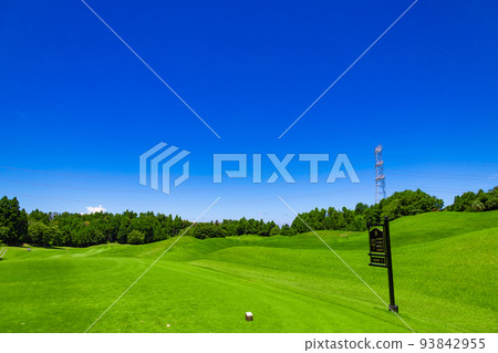 A course guide sign and a course surrounded by bumps on the teeing ground of the Out 8th hole (Kisarazu City, Chiba Prefecture) A course guide sign and a course surrounded by bumps on the teeing ground of the Out 8th hole (Kisarazu City, Chiba Prefecture) 93842955