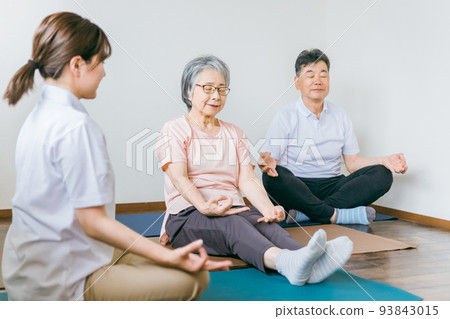 做瑜伽的老年男女和女教練 93843015