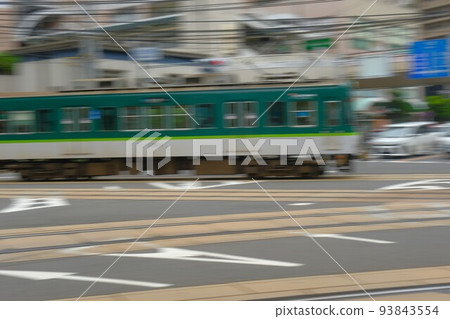 行駛在路上的京阪電車 93843554
