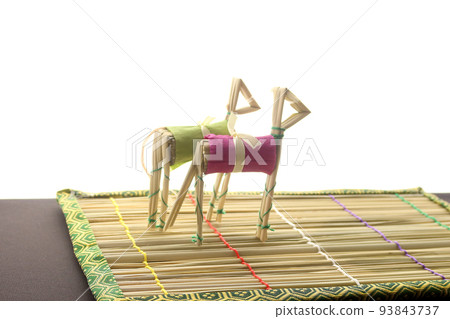 用稻草製成的神馬,裝飾在苔蘚上。盂蘭盆像 用稻草製成的神馬,裝飾在苔蘚上。盂蘭盆像 93843737