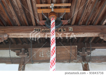 掛在寺廟正殿前，供奉前敲擊的碗口。 93843738