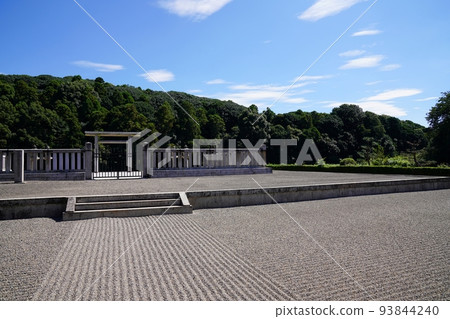 Osaka Habikino City Mausoleum of Emperor Ojin (Hondayama Kofun) front right side (late summer) Osaka Habikino City Mausoleum of Emperor Ojin (Hondayama Kofun) front right side (late summer) 93844240