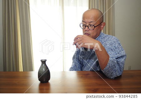 享受酒精的浴衣中年人 享受酒精的浴衣中年人 93844285