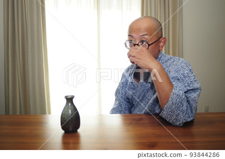 享受酒精的浴衣中年人 享受酒精的浴衣中年人 93844286