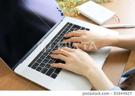 操作個人計算機的手工作圖像 93844927