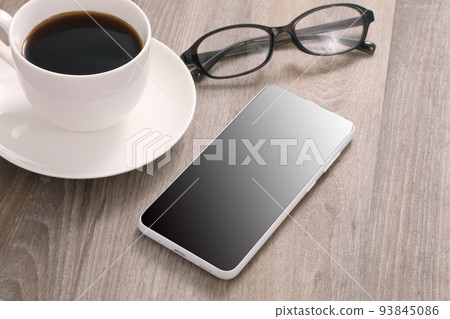 智能手機、咖啡和眼鏡 93845086