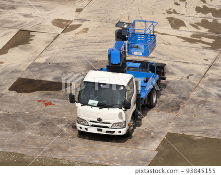 停在建築工地的高空作業車 停在建築工地的高空作業車 93845155