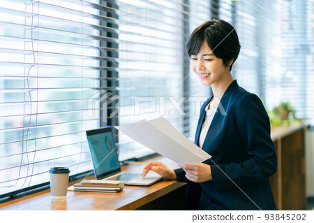  Businesswoman with materials 93845202