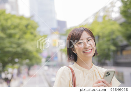 戴眼鏡的一個少婦 93846038
