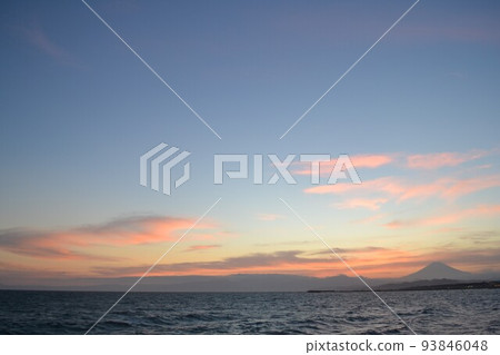 Dusk and Mt. Fuji on the Chigasaki coast in Chigasaki City, Kanagawa Prefecture in winter [December] 93846048