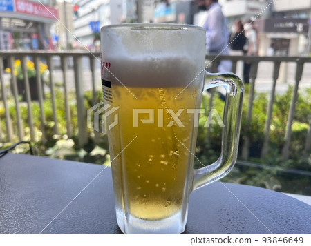 Luxurious beer time in the daytime Luxurious beer time in the daytime 93846649