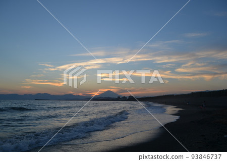 Sunset on the Chigasaki coast in early spring, Mt.Fuji, and waves [March] 93846737