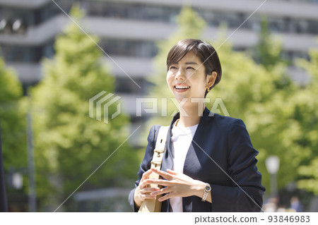 站立在辦公區的一位微笑的女商人 站立在辦公區的一位微笑的女商人 93846983