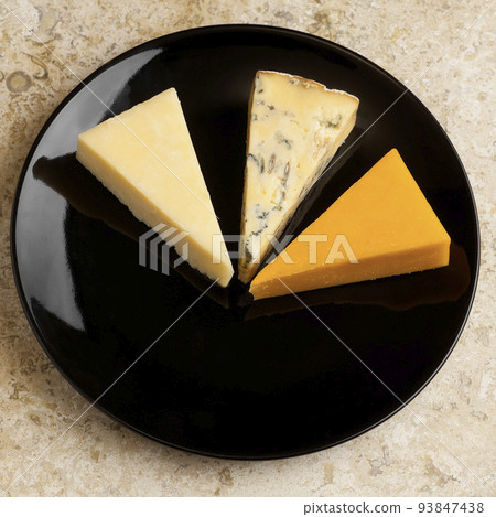 pan with edam cheese 93847438