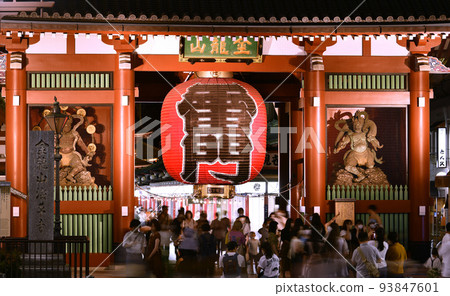 日本東京城市景觀最多 6 週......沒有行動限制。即使在晚上，淺草寺也像以前一樣忙碌。 Kaminarimon的起源= 9月3日 93847601