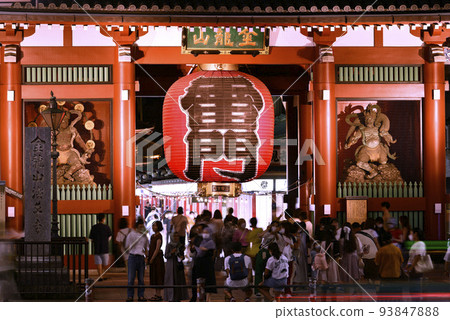 Tokyo cityscape in Japan 6 weeks maximum ... No action restrictions. Sensoji Temple is as busy as before even at night. The origin of Kaminarimon = September 3rd 93847888