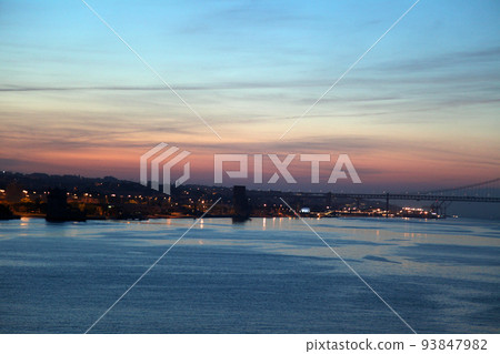 Cityscape of the port city of Lisbon before dawn Cityscape of the port city of Lisbon before dawn 93847982