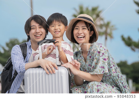 Summer family trip/Family image with suitcase Summer family trip/Family image with suitcase 93848353