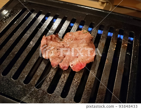 Enjoy beef tongue at a yakiniku restaurant 93848433