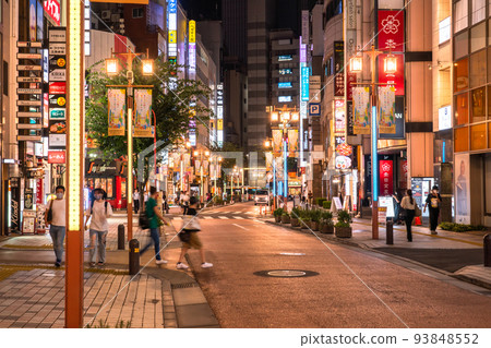 《東京》新宿武藏野街，夜晚的市區 93848552