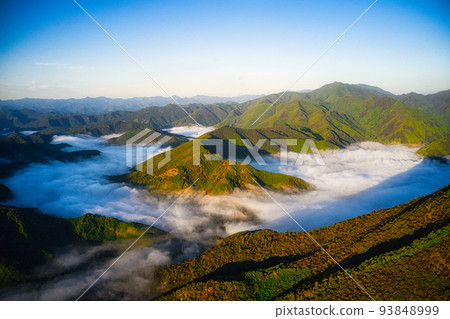 Drone view of the sea of clouds at Tsuenomine (Kumano City, Mie Prefecture), a natural landscape where gods reside 93848999