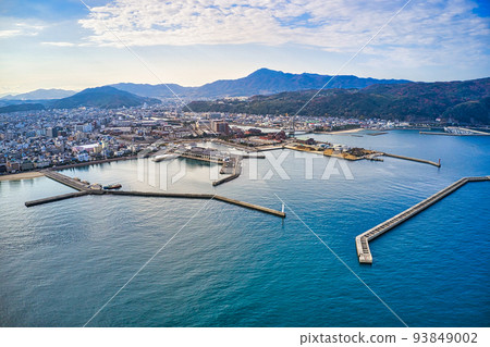 只能用無人機拍攝的淡路島洲本港和洲本市全景 93849002