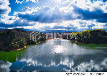 A view of the sun's rays shining through the clouds over the little-known Taniyama Pond in Izumi City, Osaka Prefecture 93849004