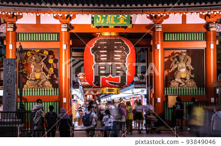 日本東京城市景觀最多 6 週......沒有行動限制。即使在晚上,淺草寺也像以前一樣忙碌。 Kaminarimon的起源= 9月3日 日本東京城市景觀最多 6 週......沒有行動限制。即使在晚上,淺草寺也像以前一樣忙碌。 Kaminarimon的起源= 9月3日 93849046